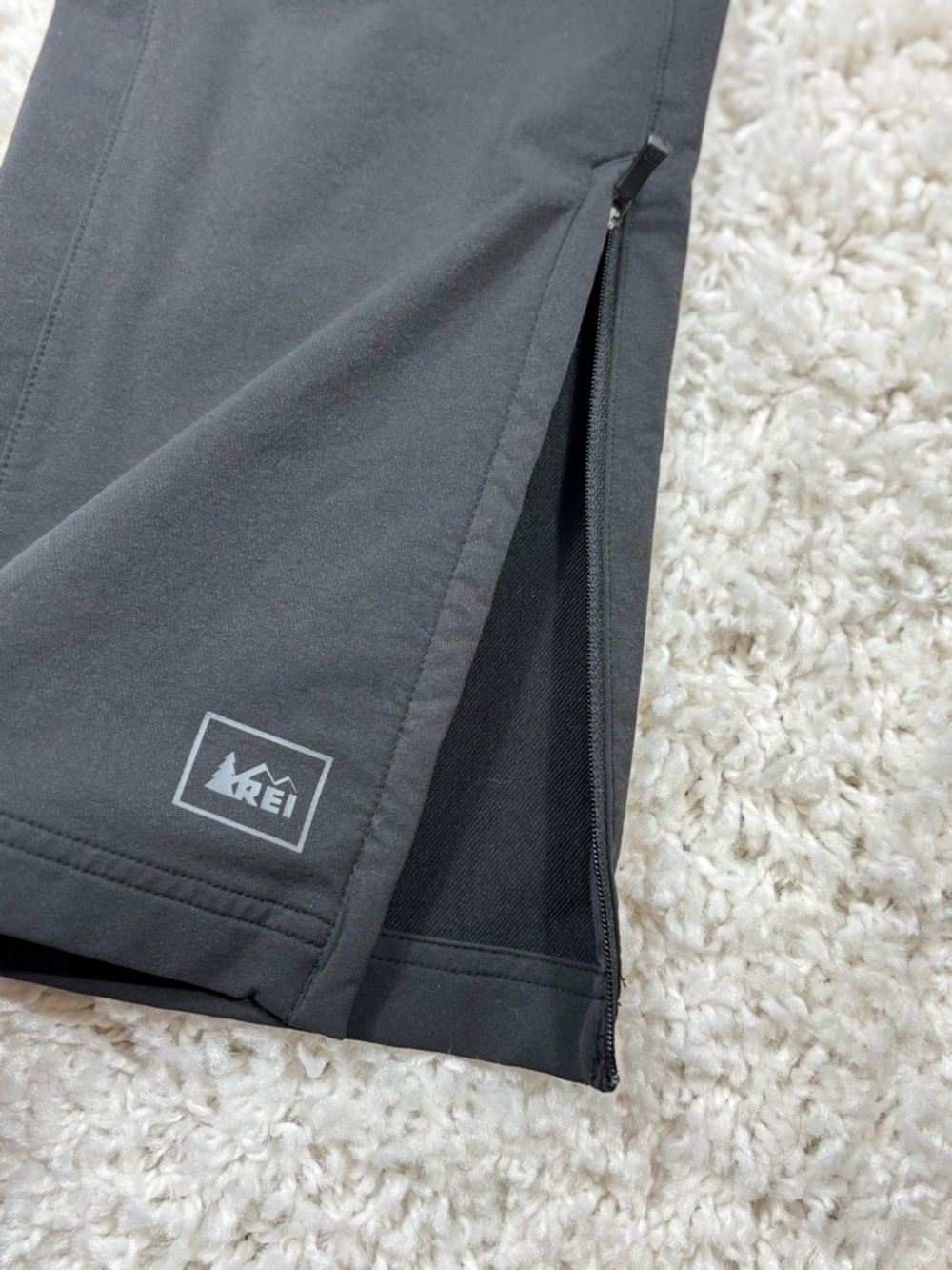 REI Women’s Softshell Pants Size 6 Black Hiking Outdoor Zip Ankle - Picture 4 of 12